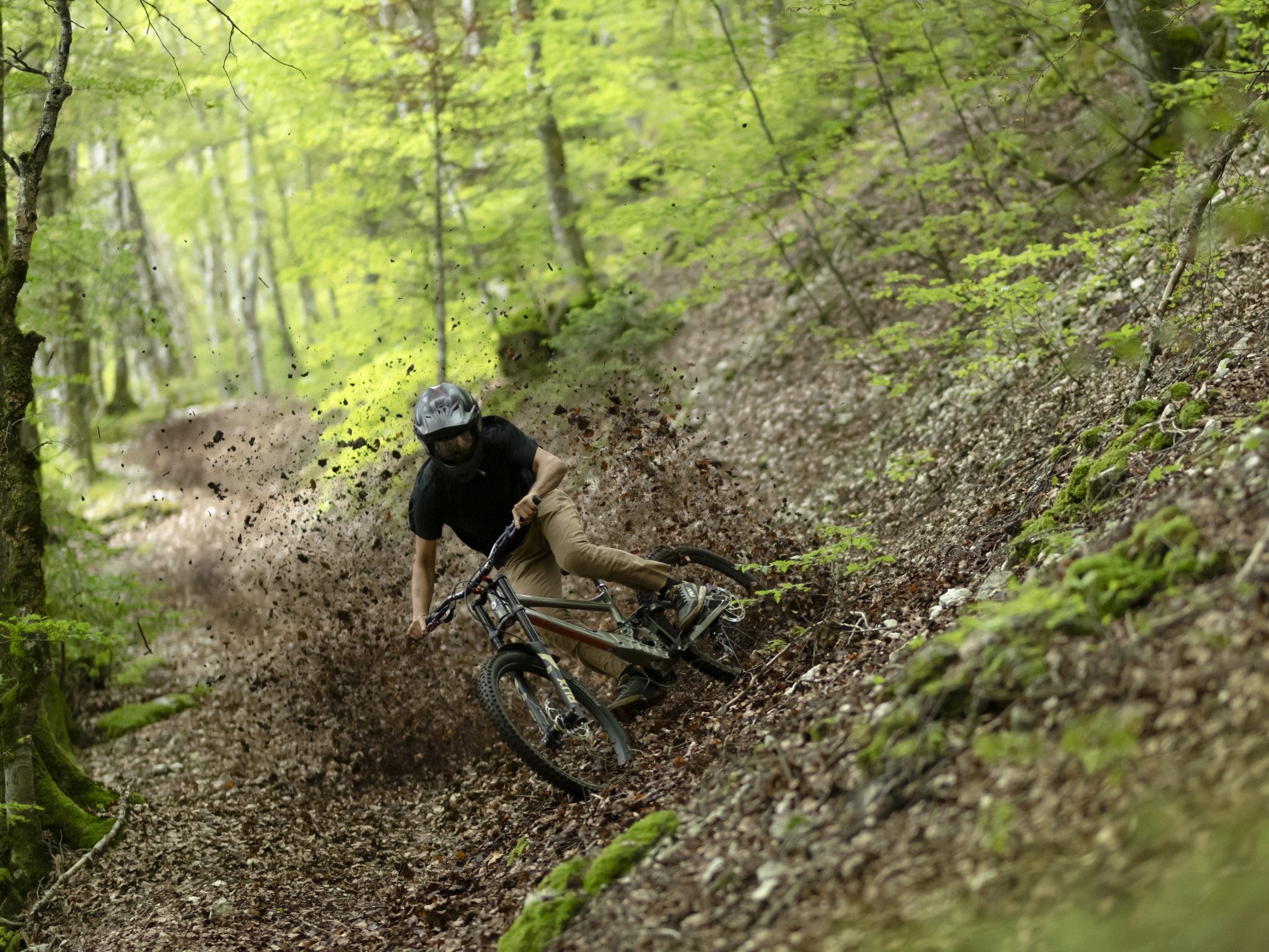 a rider is riding his mountain bike on a muddy trail