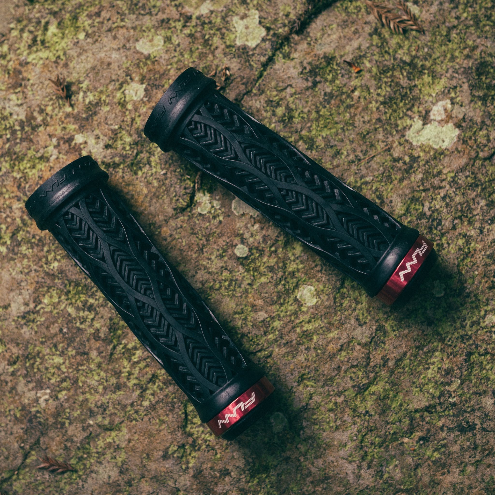 FUNN Combat III Lock-On Grips, black textured rubber with red alloy lock rings for secure mountain bike handlebar control