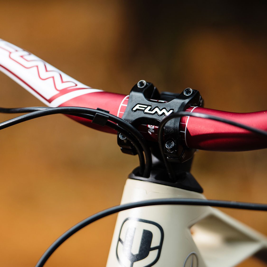 FUNN Crossfire Stem, 31.8mm black 35mm alloy, securely clamping red MTB handlebar on a modern trail bike