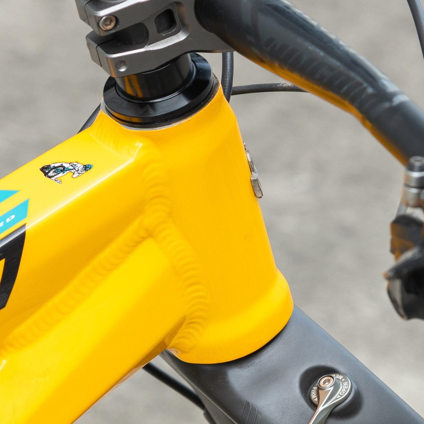 FUNN Decent headset on yellow mountain bike, black alloy top cap and spacers securing handlebars to head tube