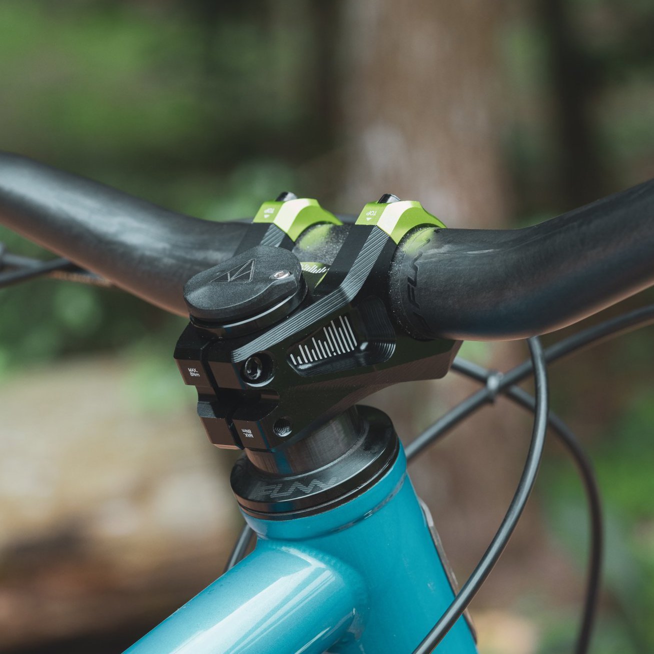 FUNN Equalizer Zero Stem, 35mm green 35mm alloy bike stem securely clamping wide handlebars on a blue mountain bike