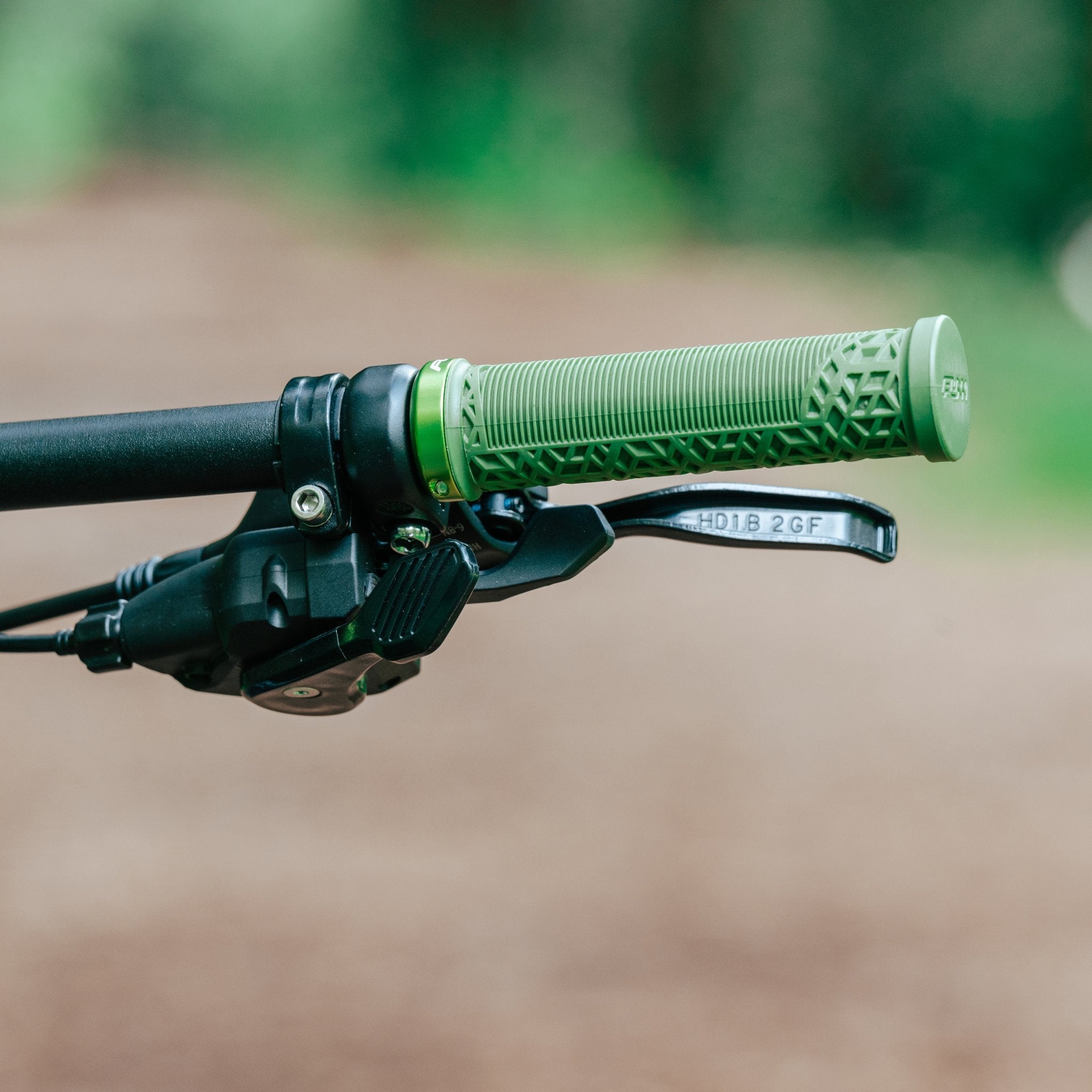 FUNN Hilt JR Lock-On Grips in green, textured rubber for kids’ control, pair it with our Speedrun Junior handlebar