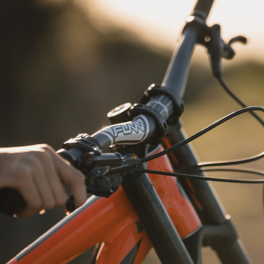 FUNN Kingpin Riser Handlebar on mountain bike, black alloy bar with silver logo, ergonomic rise for stable trail control