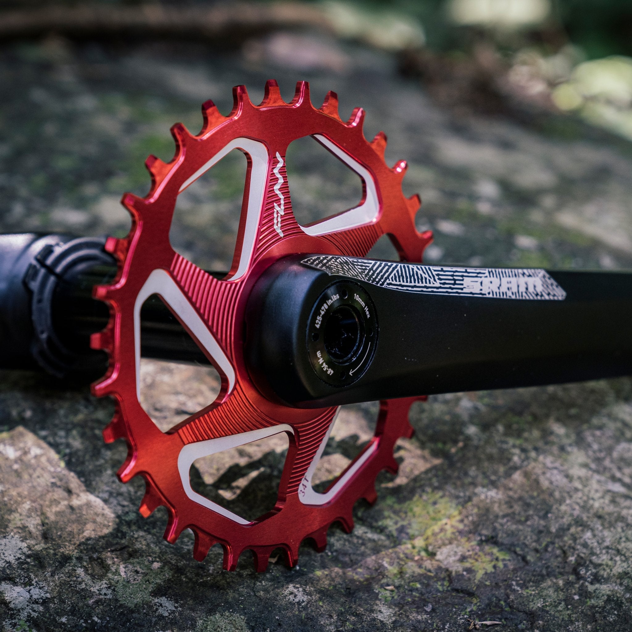 FUNN Solo DX Narrow-Wide Chainring, red alloy SRAM direct mount interface on crank arm for secure MTB drivetrain