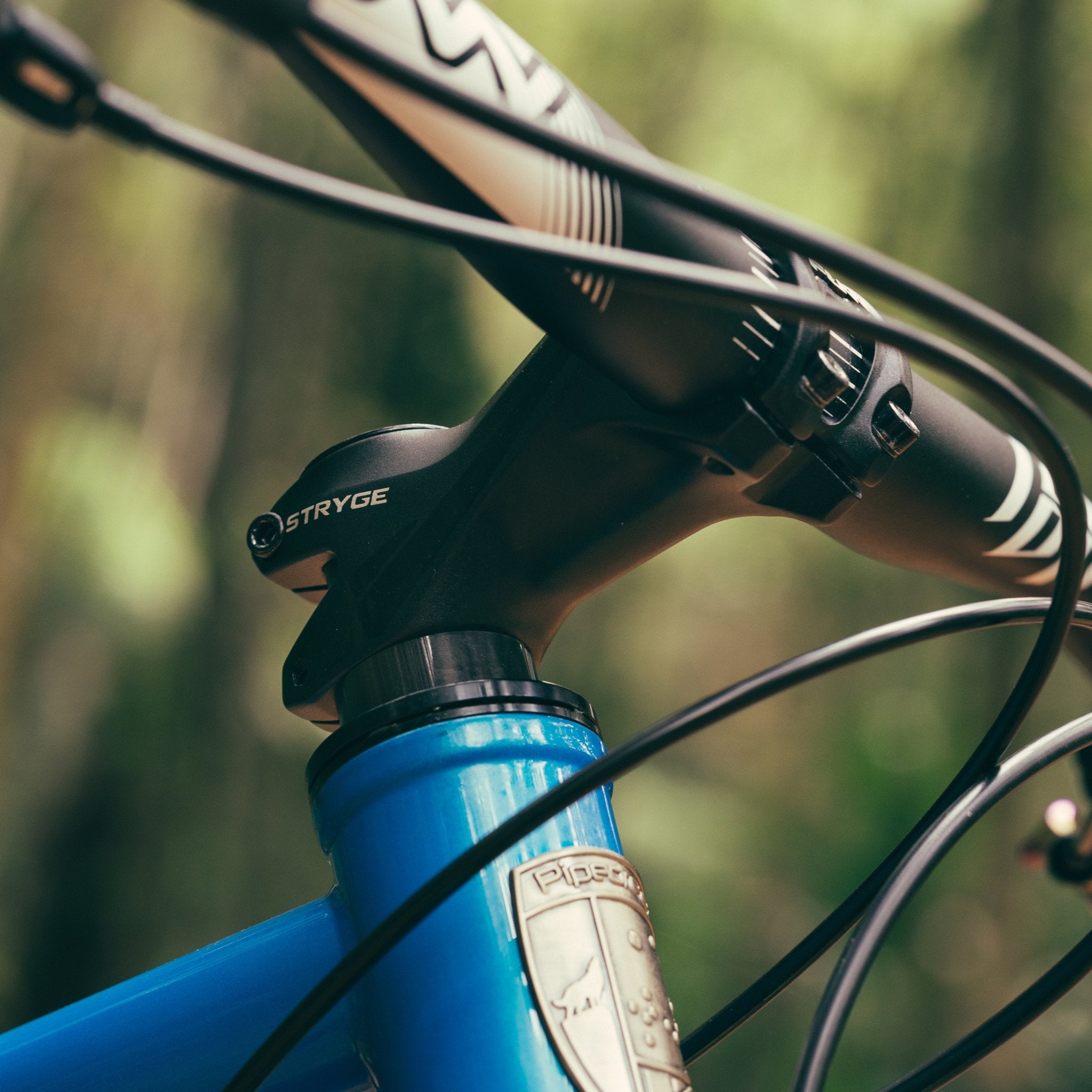 Black aluminum Stryge Riser Stem 60mm by FUNN mounted on blue MTB frame, connecting handlebars for precise steering