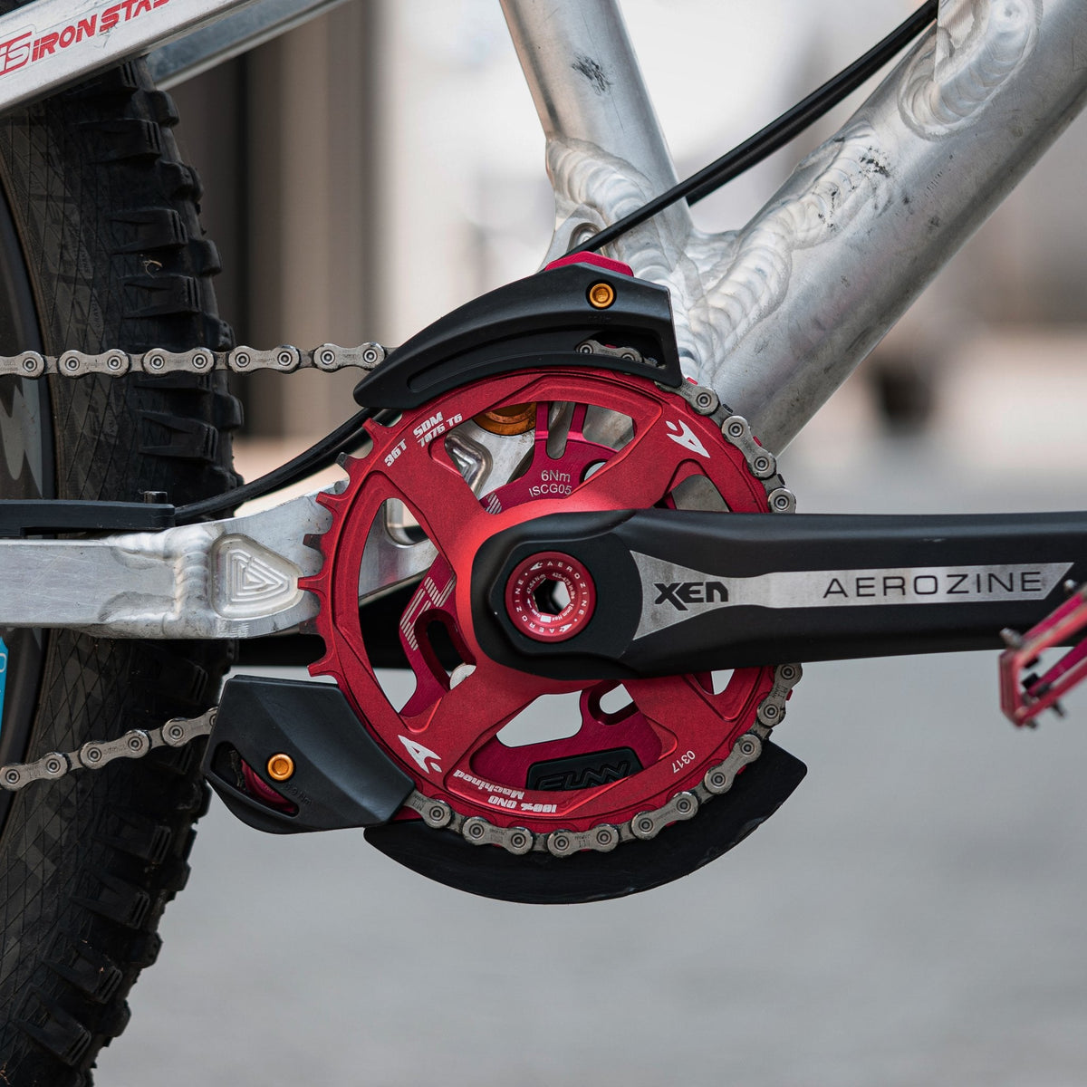 FUNN Zippa DH Chain Guide mounted on MTB crank, black alloy guard protecting red chainring for secure downhill chain control