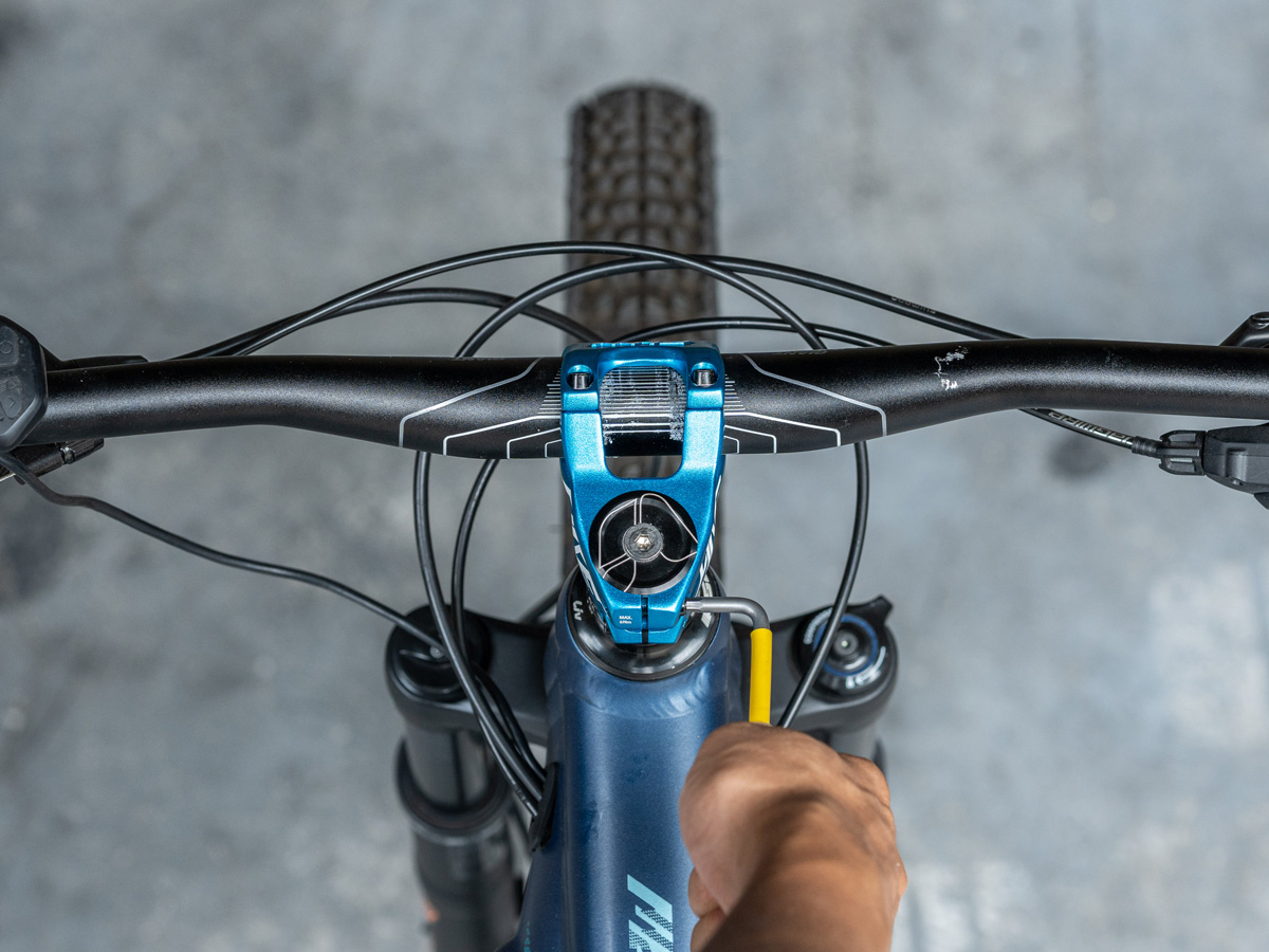 A close up of the handlebar on a mountain bike.