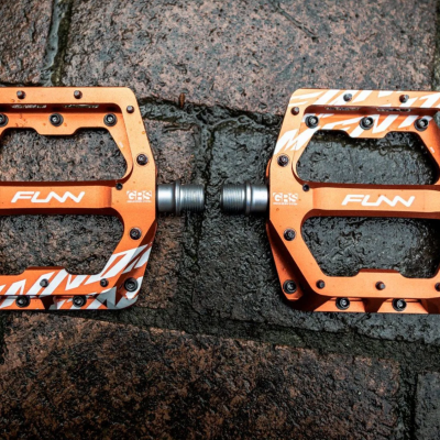 Funn Funndamental orange flat pedals on wet ground